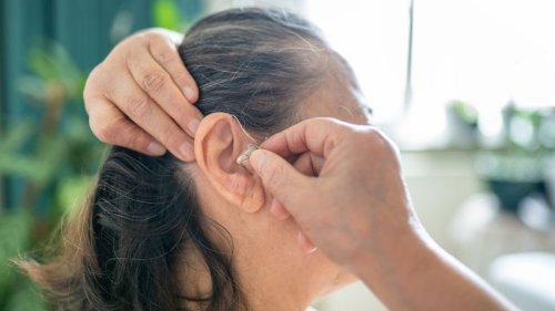 How are hearing aids and dementia related? A new study explains