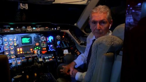 Pilot shows how cockpit chair allegedly moved on nosediving Boeing plane