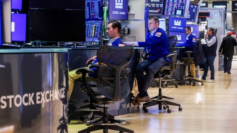 Market sell-off accelerates as traders raise odds for Fed rate hikes
