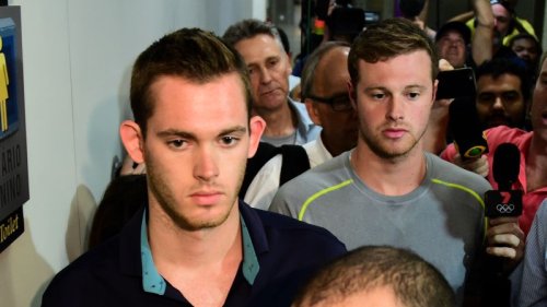 2 US swimmers pulled of plane in Rio in robbery confusion