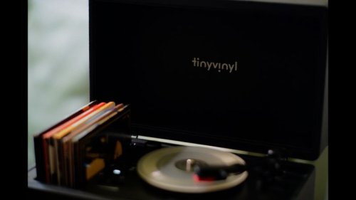 Hollywood Minute: Tiny Vinyl turntable now spinning