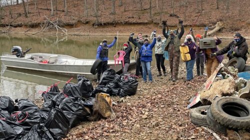 Volunteers remove more than 9,000 lbs of trash from Tennessee River