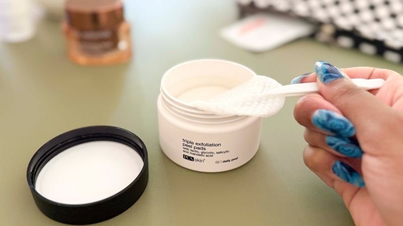 Exfoliators are the key to glowy skin. Here are 18 dermatologists and editors recommend