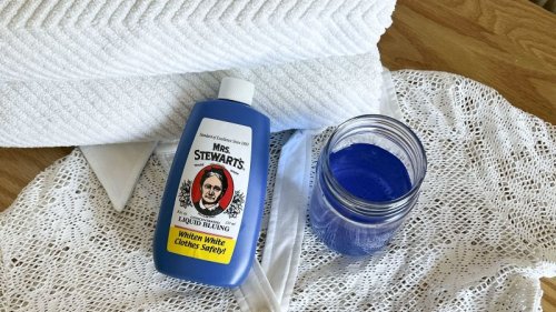 White clothes looking dingy? This $5 laundry hack totally transformed my grossest white T-shirts