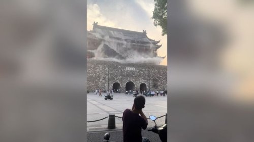 Tourists scramble as 600-year-old Chinese tower partially collapses