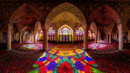 Iran’s mosques: Stunning photos showcase their colorful symmetry