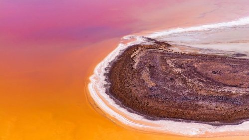 Rare rain transforms Australia’s Kati Thanda-Lake Eyre into dazzling rainbow