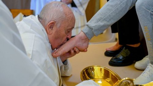 Pope Francis breaks with tradition in annual ritual by washing the feet of women only