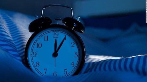 What happens if you wake up before your alarm? Tips from 3 sleep experts