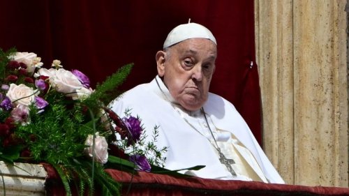 Pope gives Easter blessing in highest-profile appearance yet after briefly meeting Vance