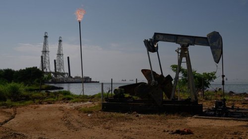 Trump says any country buying Venezuelan oil will face a 25% tariff
