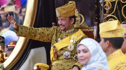 Sultan of Brunei’s Golden Jubilee celebrated with chariot parade