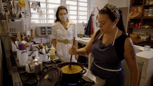 Janaína Rueda ensina a preparar um cuscuz de galinha caipira