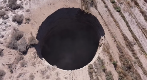 Chile investiga origem de buraco de 200 metros de profundidade no Atacama | CNN Brasil