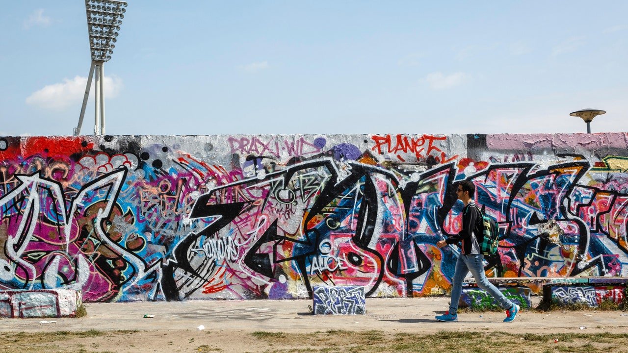 On the Berlin Wall, Street Artists Are Leaving Coronavirus-Inspired Murals