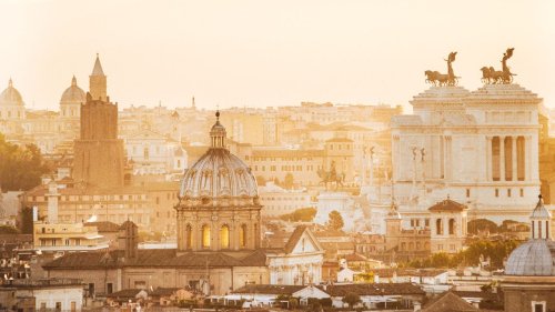 Tipping in Italy: A Guide to Aperitivo Hour, Espresso Bars, and Trattorias