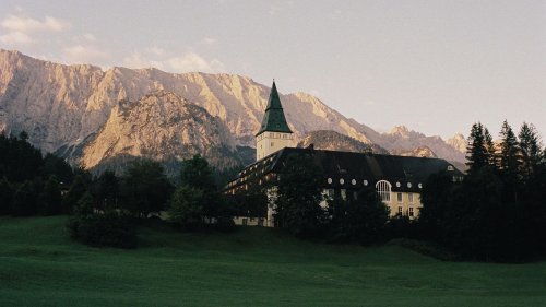 Tatort „Zugzwang“: Warum Schloss Elmau der perfekte Drehort für den Fernsehkrimi ist