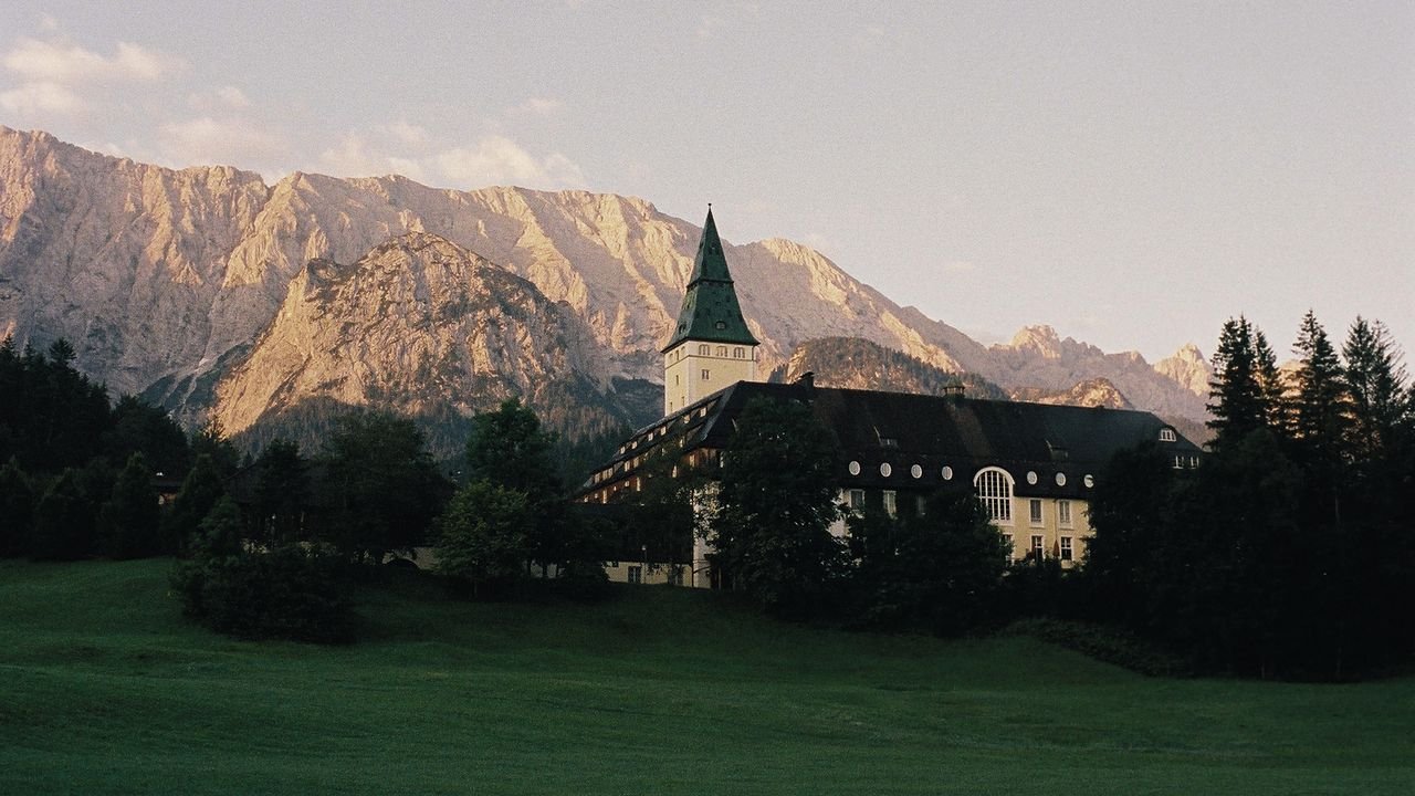 Tatort „Zugzwang“: Warum Schloss Elmau der perfekte Drehort für den Fernsehkrimi ist