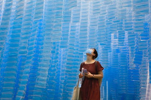 Face to Face, l’installazione costruita con 117.539 mascherine | Collater.al