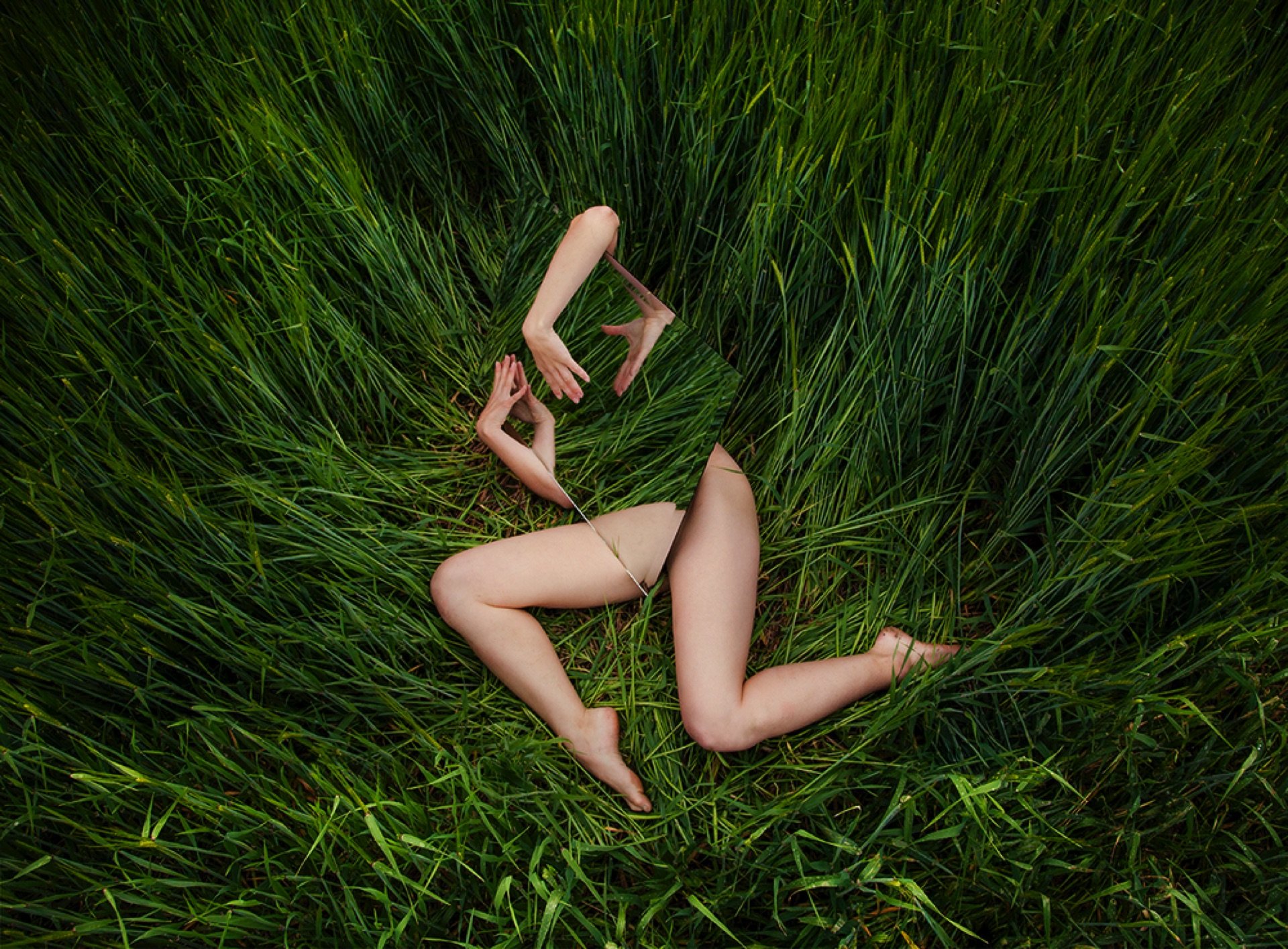 Loreal Prystaj fotografa l’essere umano come elemento della natura | Collater.al