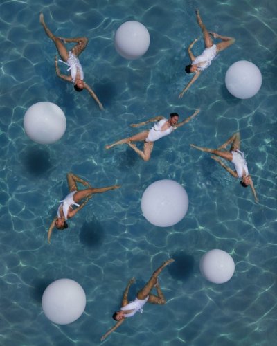 "Water Geomaids”, synchronised swimming seen from above | Collater.al