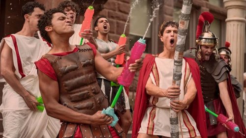 Overcompensating: Il trailer ufficiale della delirante comedy universitaria di Prime Video