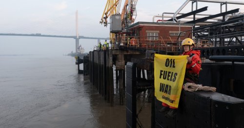 'Oil Fuels War': Greenpeace Activists Block Tanker Carrying Russian Diesel to UK