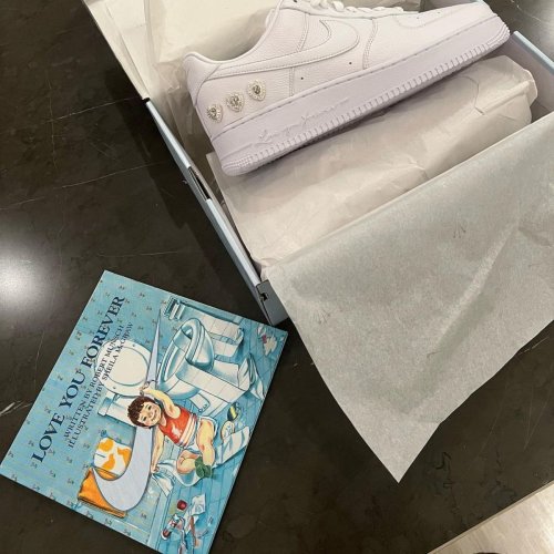 Drake Naming His New Air Force 1 After His Favourite Robert Munsch Book Is A Wholesome Canadian Moment