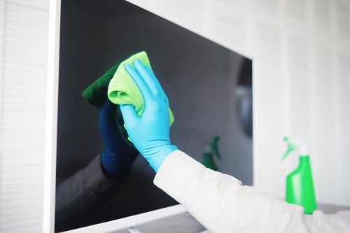 La pócima definitiva para limpiar la pantalla del televisor sin dejar una sola marca