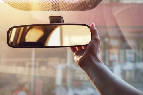La Guardia Civil explica cómo colocar los espejos retrovisores para eliminar los puntos ciegos