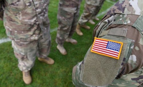 ¿Por qué los soldados estadounidenses llevan la bandera al revés en los uniformes?