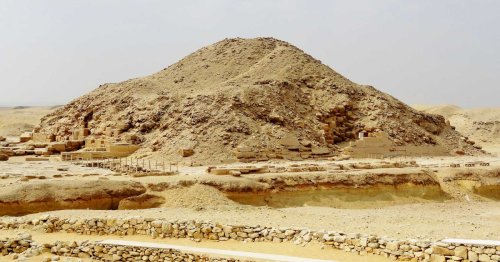 Égypte : découverte à Saqqarah de la plus ancienne momie enveloppée d’or dans un sarcophage inviolé depuis 4300 ans