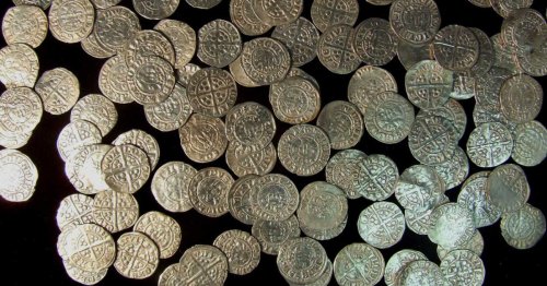Découverte historique au détecteur de métaux : des amateurs tombent par hasard sur un fabuleux trésor de 8 400 pièces médiévales en Écosse