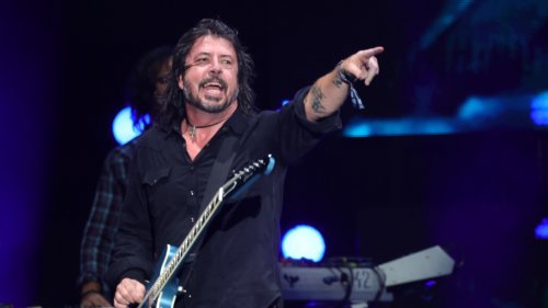 Foo Fighters perform "Statues" live for the first time during concert in Perth
