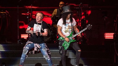 Guns N' Roses rehearse new song "Hard School": Watch