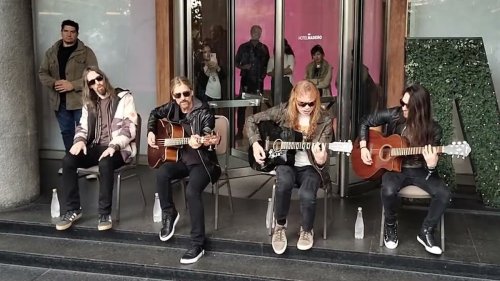 Megadeth play impromptu acoustic set in front of Buenos Aires hotel: Watch