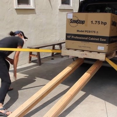 Engineer Figures Out How to Unload a 400-Pound Pallet From Her Vehicle Without a Forklift - Core77