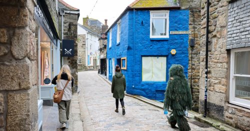 Cornwall newcomer sparks huge row over bright blue shop