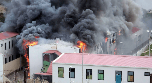 Brennendes Gebäude auf Lampedusa: Foto aus 2009 wird erneut verbreitet