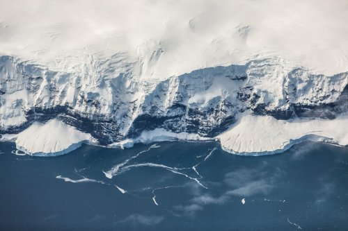 Sinkender oder steigender Meeresspiegel? Video von Eiswürfel im Wasserbecher führt in die Irre