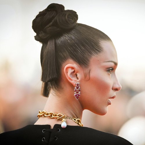 Rose Bun à la Bella Hadid: So stylst du die romantische Dutt-Frisur im Frühling 2023