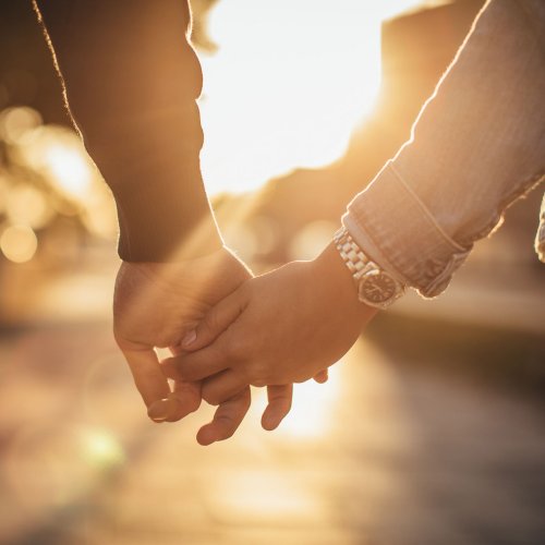 "Wir sind beide 13 Jahre alt": Auf TikTok werden gerade große Altersunterschiede romantisiert – wann das problematisch wird