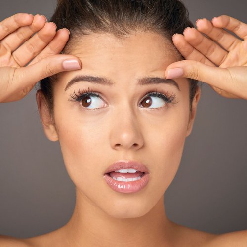 Stirnfalten glätten ohne Botox - 8 Tipps für eine glatte Stirn