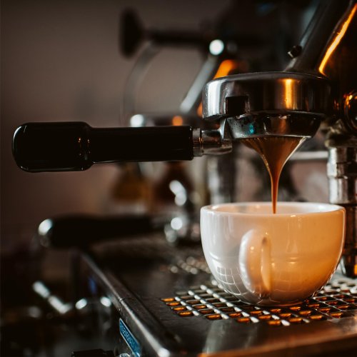 Neue Studie: Wer vor dem Einkaufen Kaffee trinkt, gibt mehr Geld aus