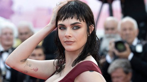 Slick Gothic-Hair: Cara Delevingne entfacht in Cannes den coolsten Frisurentrend des Jahres