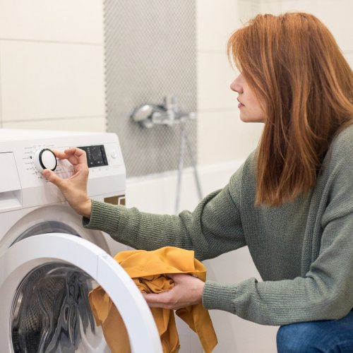 Life-Hack: 4 Dinge, die du außer Wäsche auch in der Waschmaschine reinigen kannst