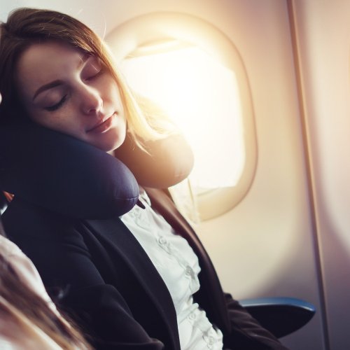 Hochgefährlich!: Warum du im Flugzeug lieber nicht schlafen solltest