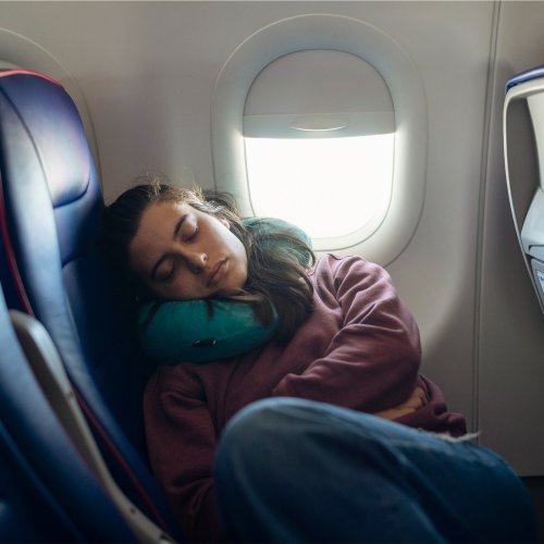 Hochgefährlich!: Warum du im Flugzeug lieber nicht schlafen solltest