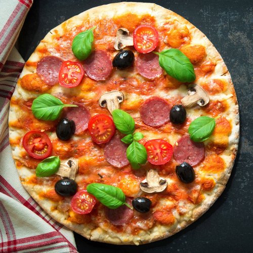 Genialer Trick: So passen 2 Pizzen gleichzeitig aufs Blech