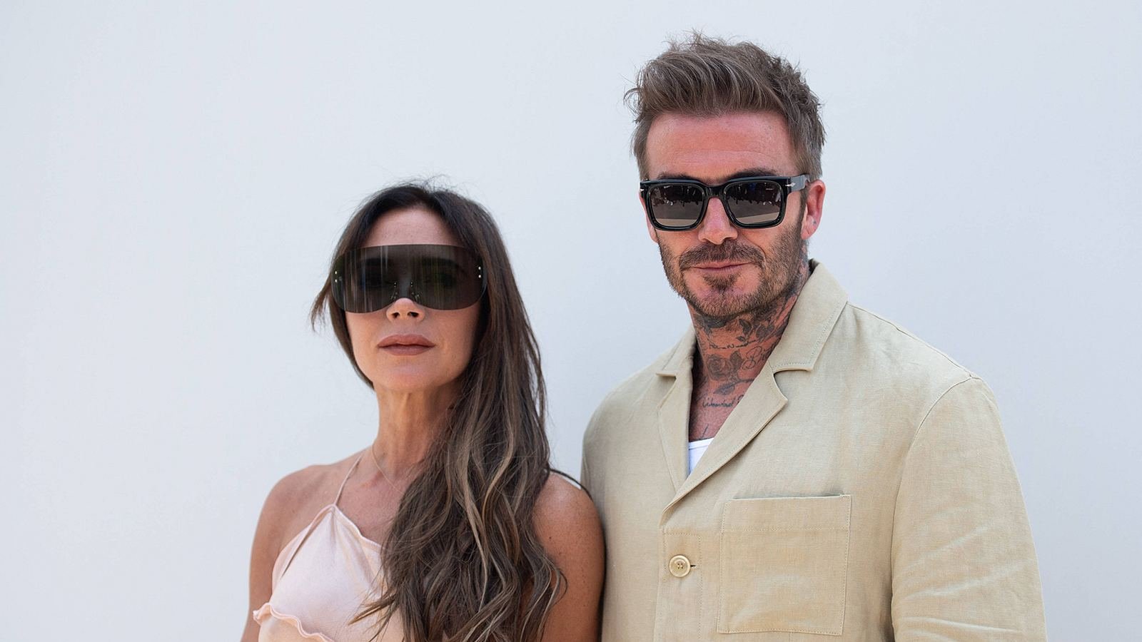 Glamour pur: Victoria Beckham strahlt in Weiß bei Davids 50. Pre-Birthday-Party